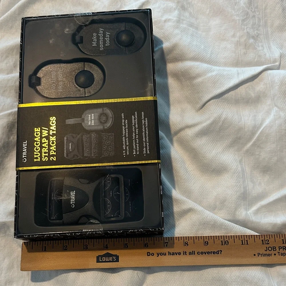 NIB. Travel Luggage Strap with 2 Pack Tags - Black